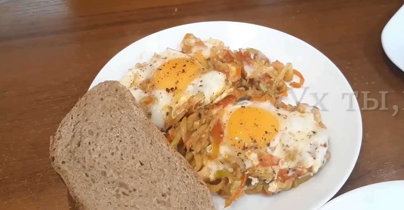 Яичница с кабачками и овощным рагу-Шаг 10