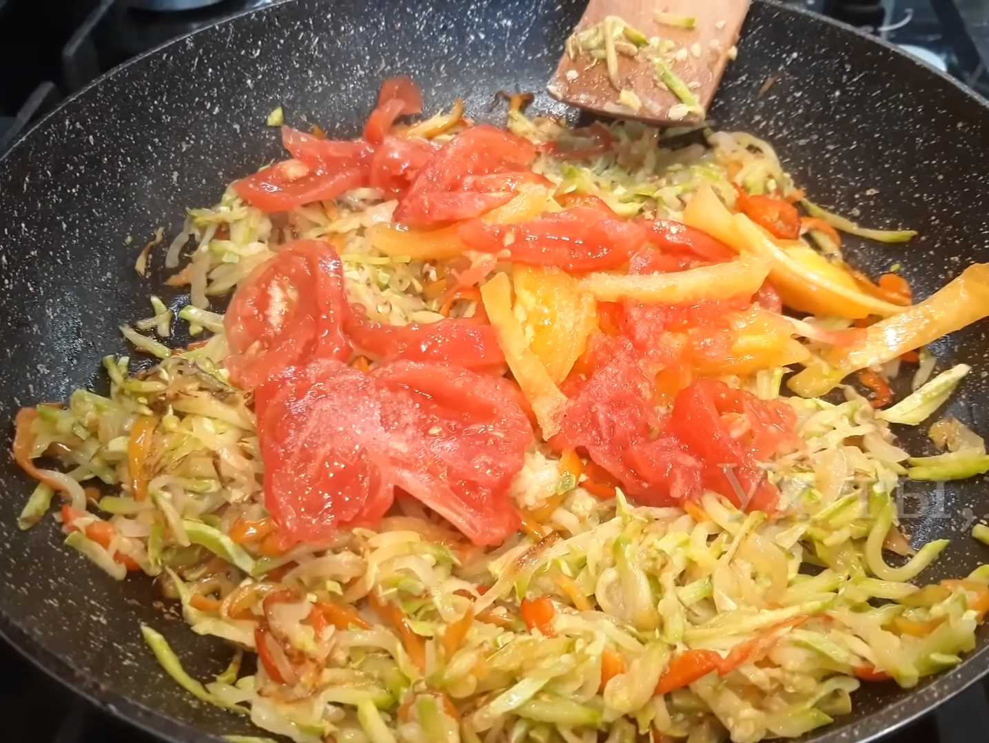 Яичница с кабачками и овощным рагу-Шаг 5