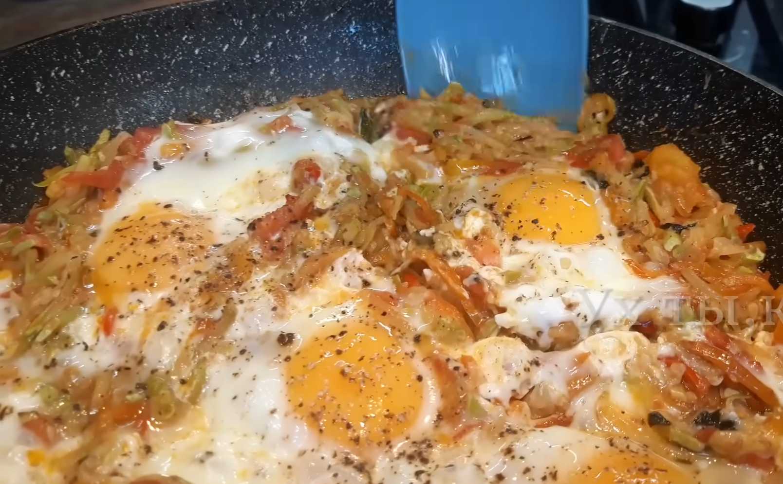 Яичница с кабачками и овощным рагу-Шаг 9