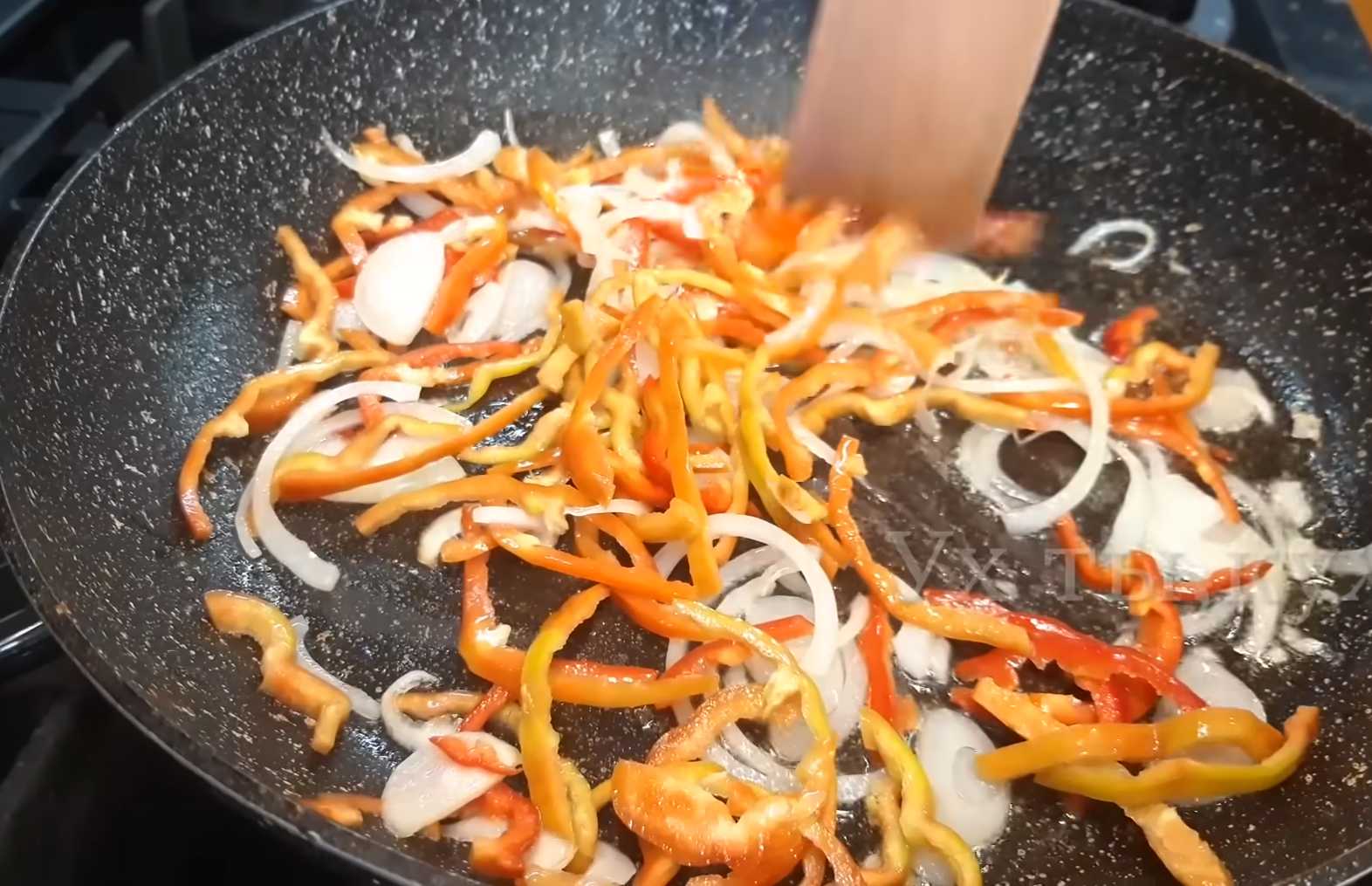 Яичница с кабачками и овощным рагу-Шаг 2