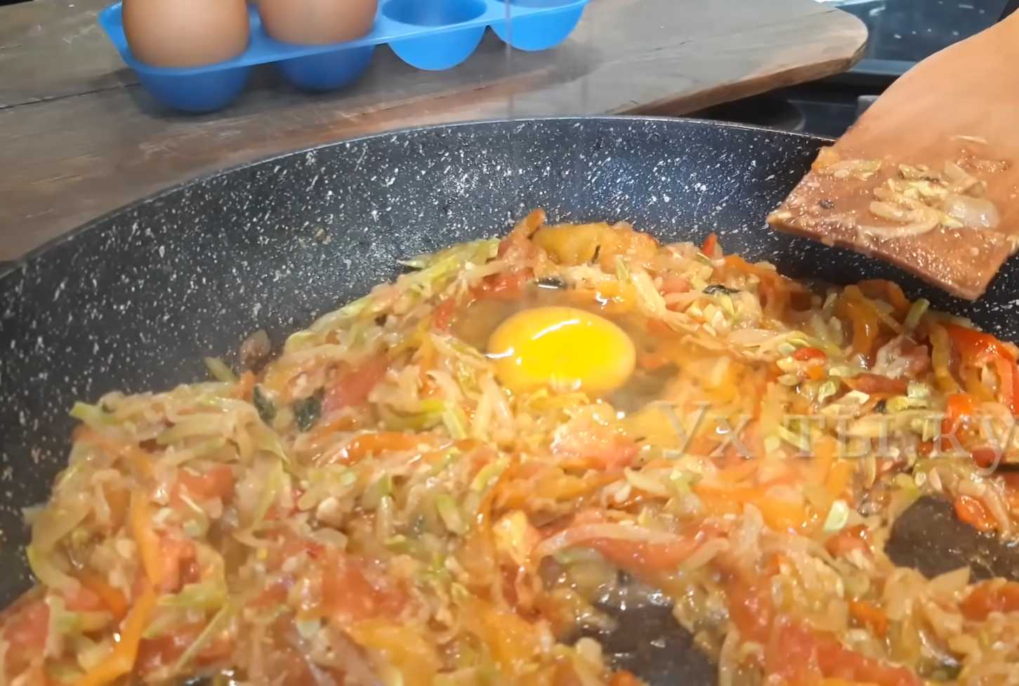 Яичница с кабачками и овощным рагу-Шаг 7