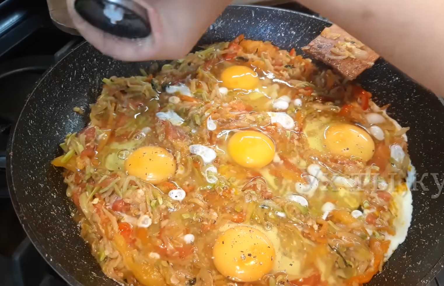 Яичница с кабачками и овощным рагу-Шаг 8