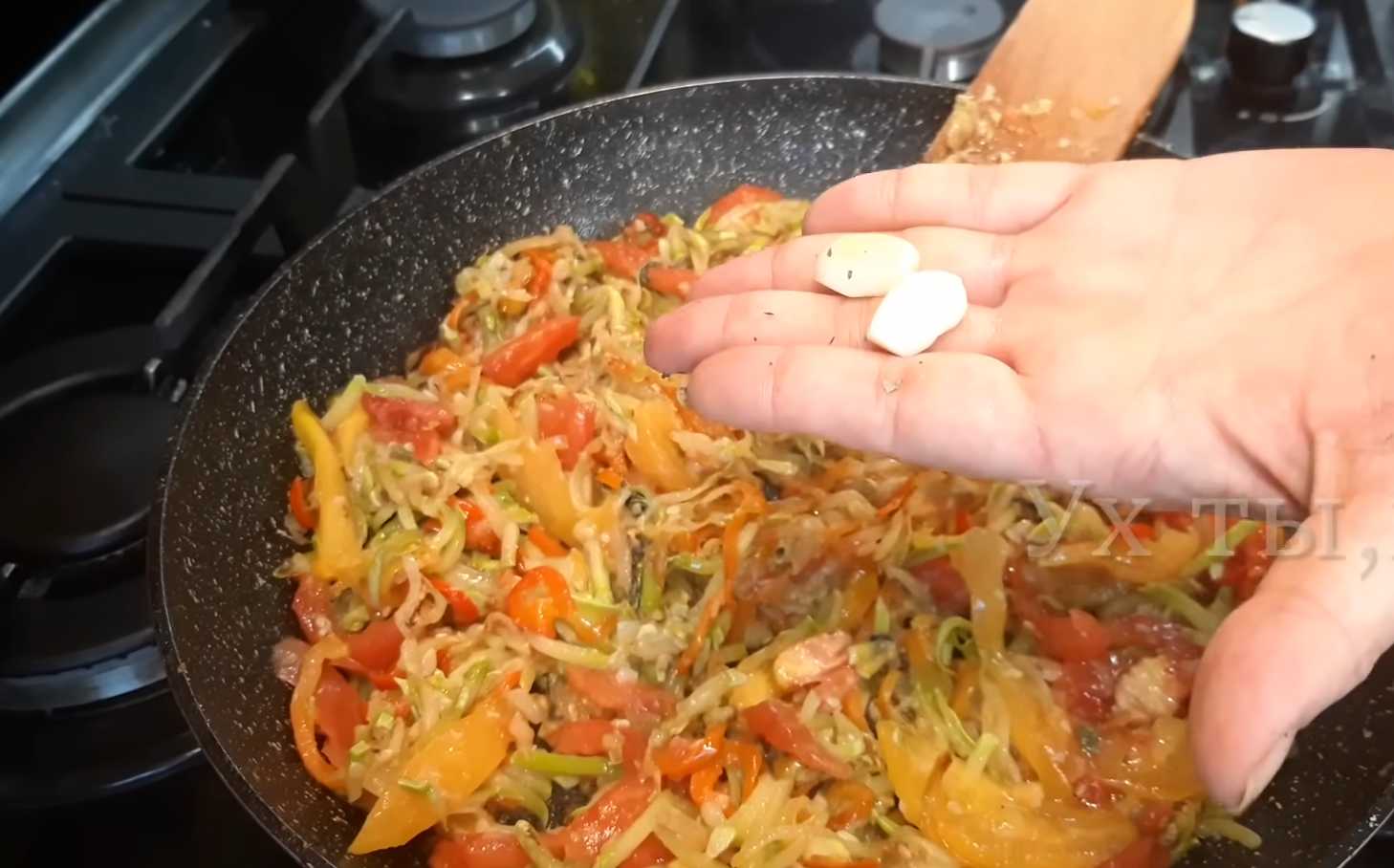 Яичница с кабачками и овощным рагу-Шаг 6