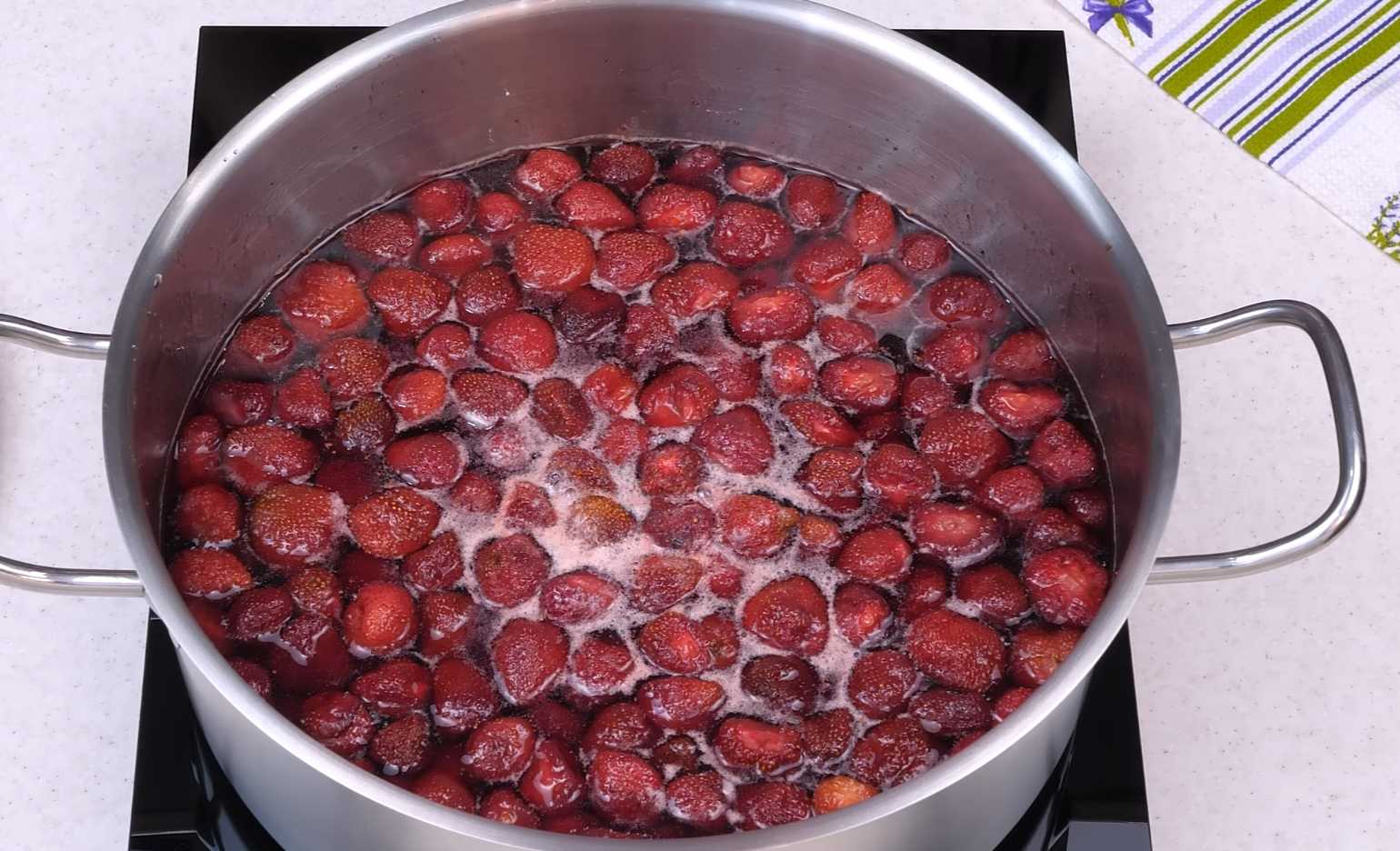Клубничное варенье с целыми ягодами на зиму-Шаг 6