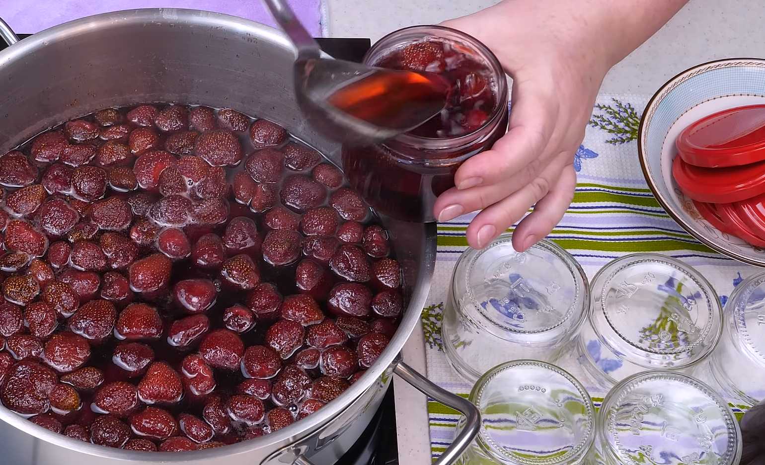 Клубничное варенье с целыми ягодами на зиму-Шаг 12