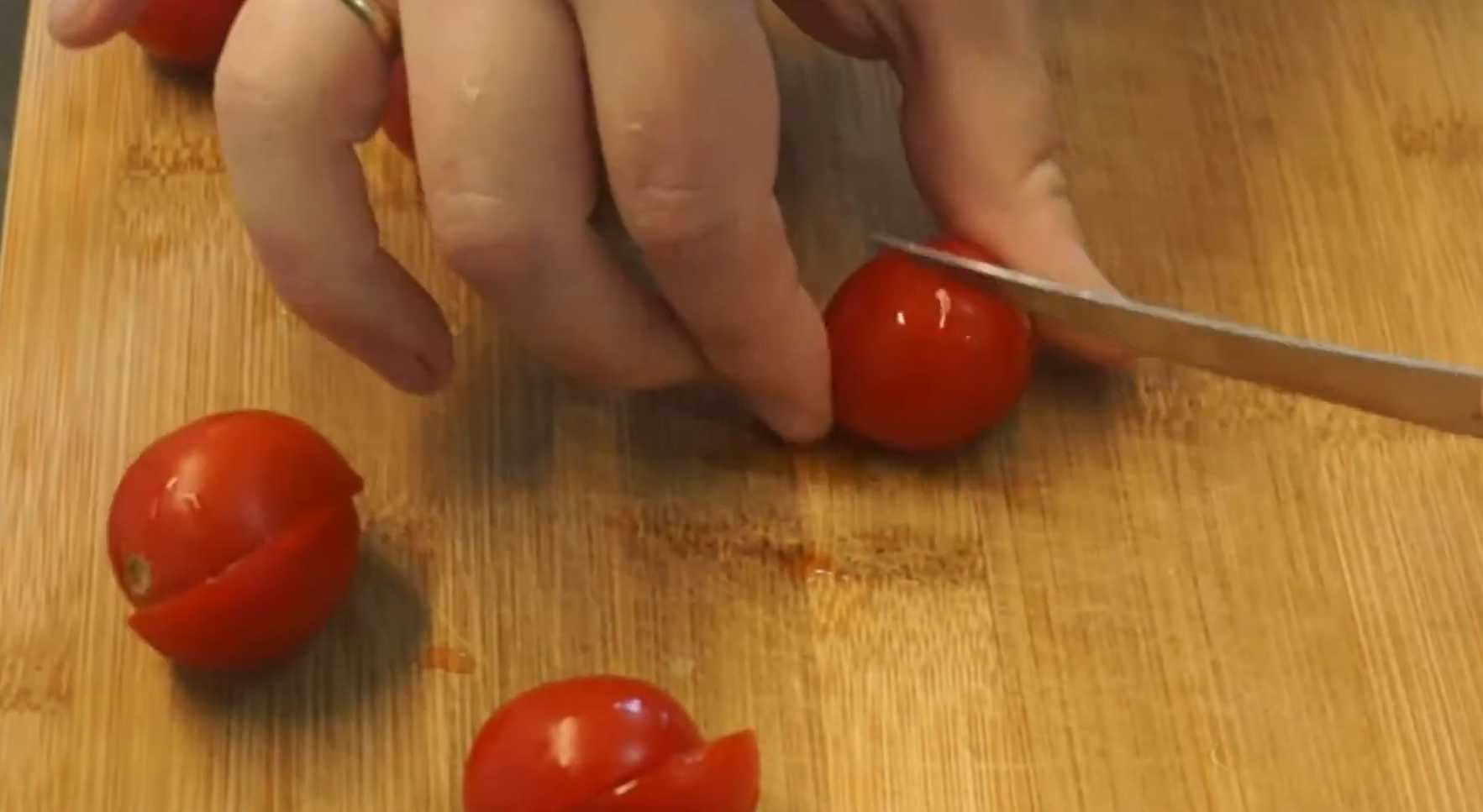 Пицца с моцареллой и сосисками-Шаг 5
