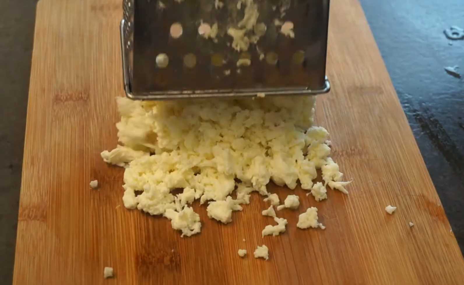 Пицца с моцареллой и сосисками-Шаг 7