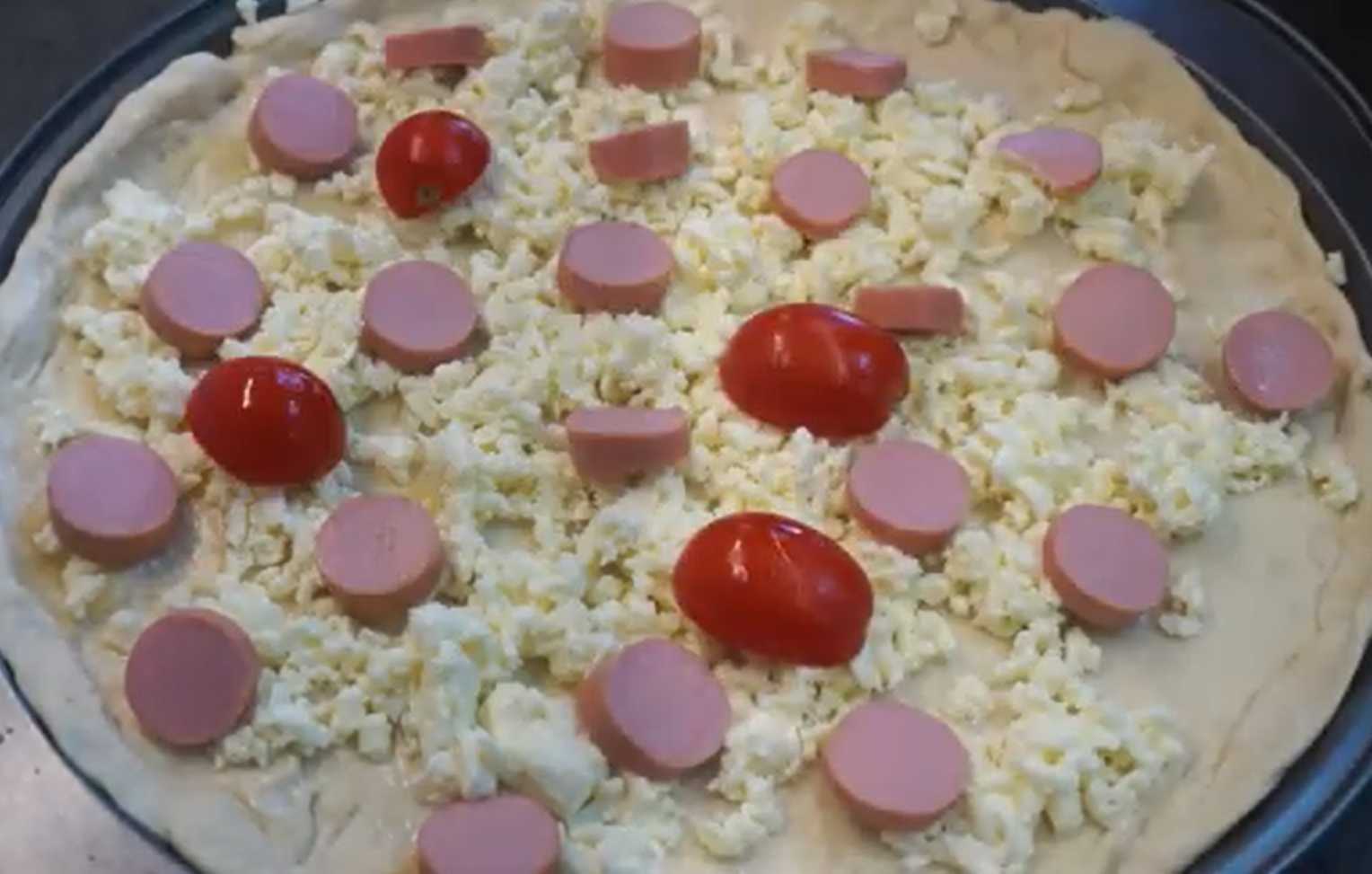 Пицца с моцареллой и сосисками-Шаг 13