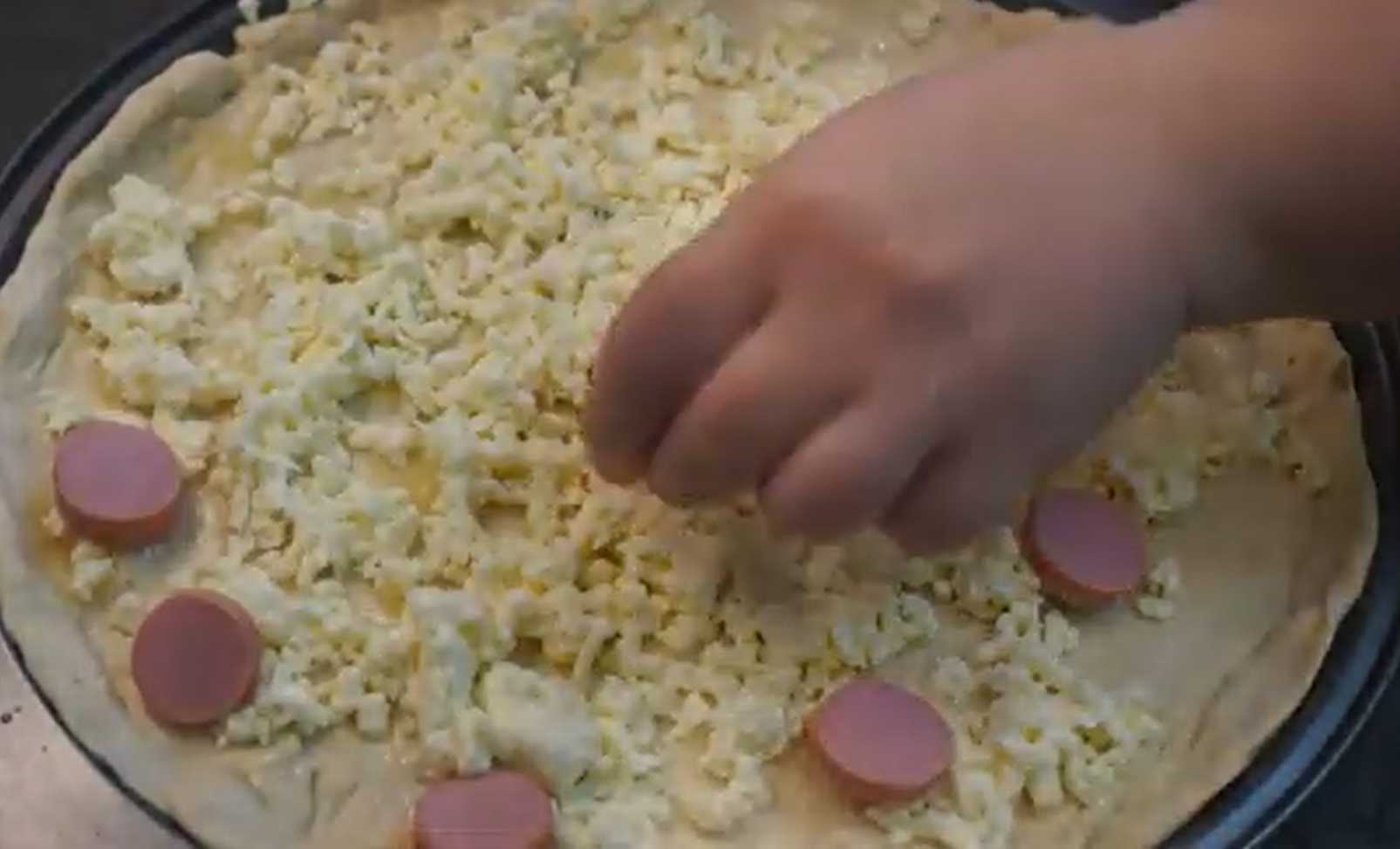 Пицца с моцареллой и сосисками-Шаг 12