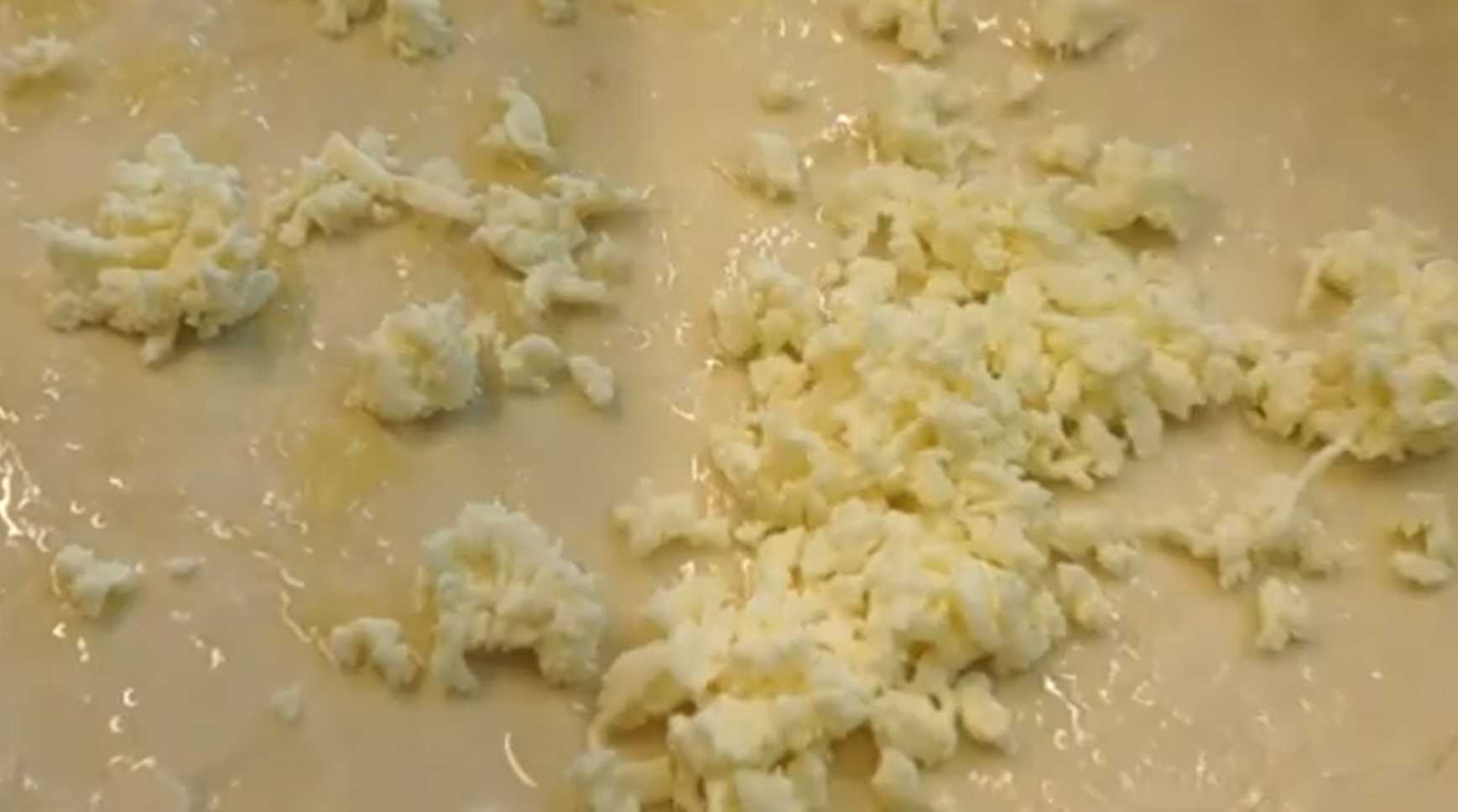 Пицца с моцареллой и сосисками-Шаг 11