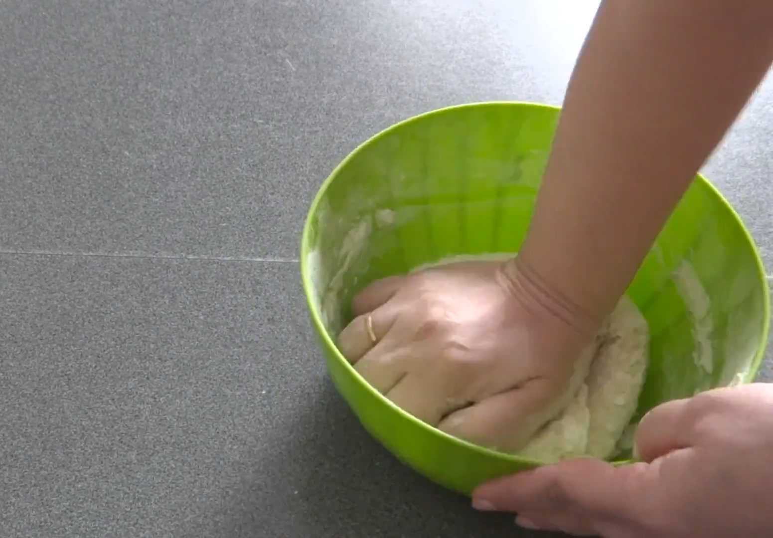 Пицца с грибами и колбасой-Шаг 3