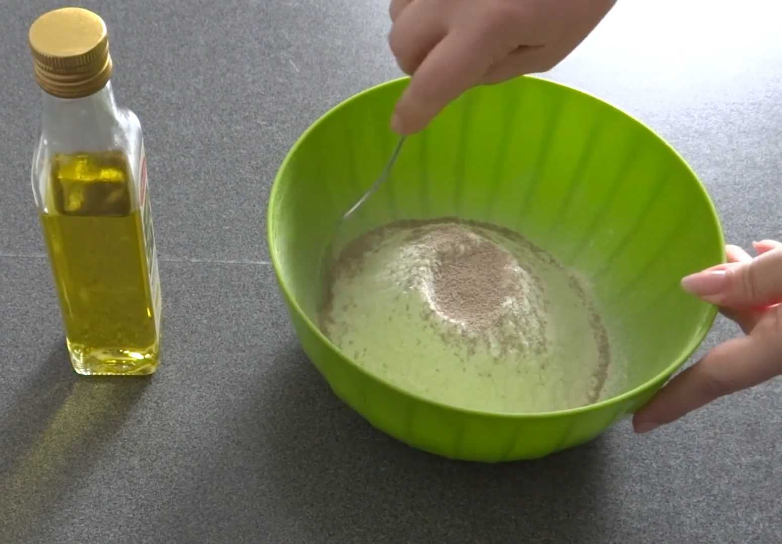 Пицца с грибами и колбасой-Шаг 1