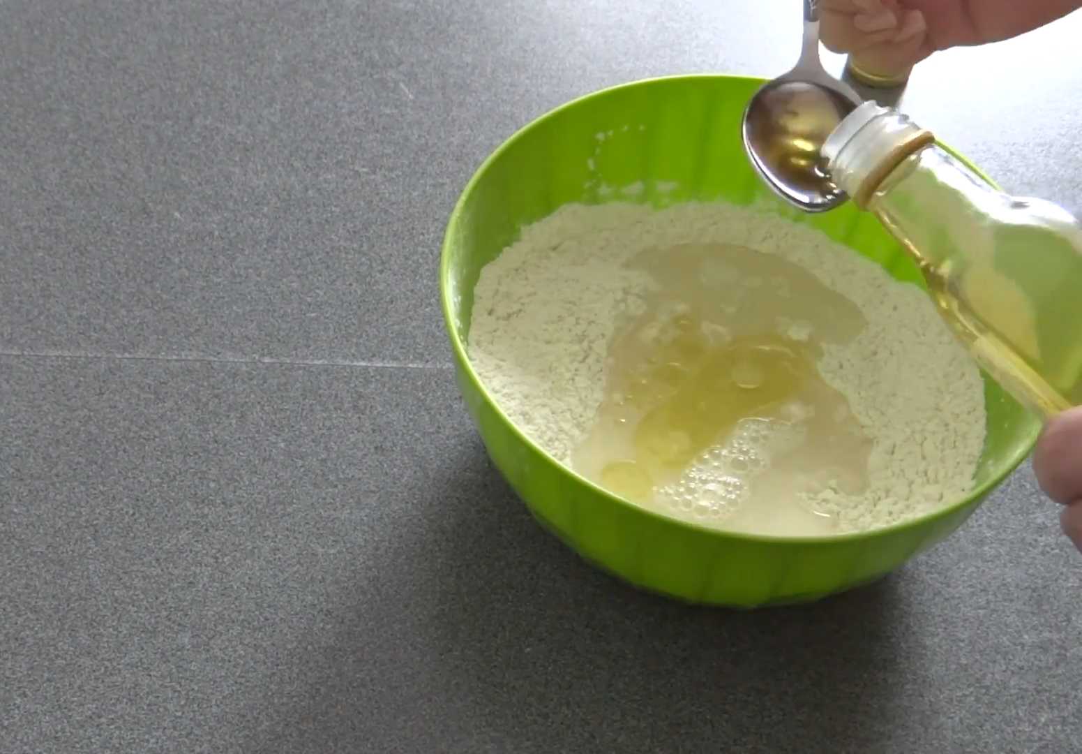 Пицца с грибами и колбасой-Шаг 2