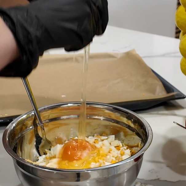 Сырники с сыром, зеленым луком и яйцом-Шаг 6