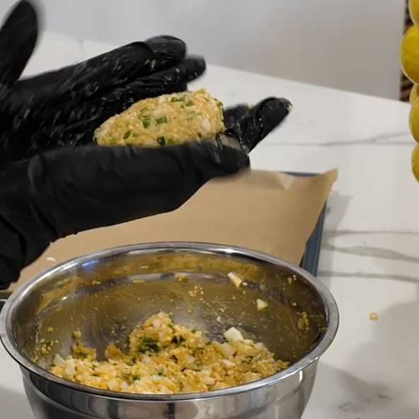 Сырники с сыром, зеленым луком и яйцом-Шаг 8