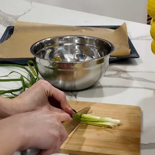 Сырники с сыром, зеленым луком и яйцом-Шаг 1