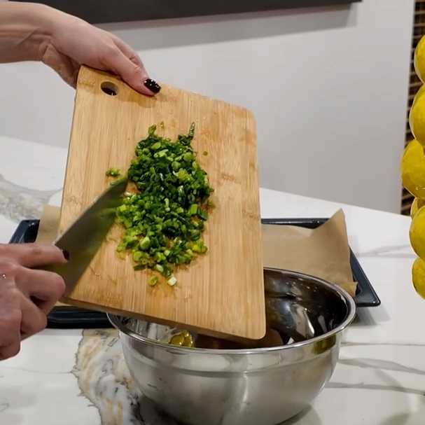 Сырники с сыром, зеленым луком и яйцом-Шаг 2