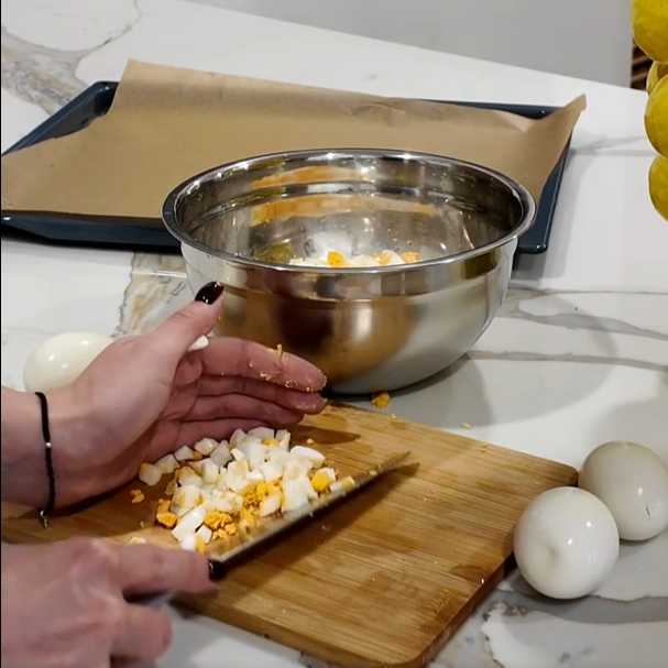 Сырники с сыром, зеленым луком и яйцом-Шаг 5