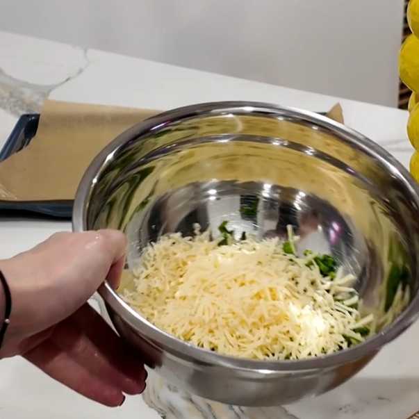 Сырники с сыром, зеленым луком и яйцом-Шаг 3