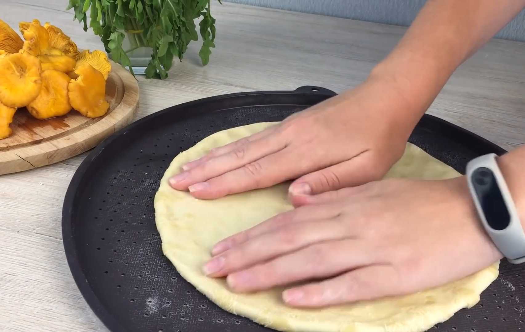 Пицца с лисичками и рукколой-Шаг 4