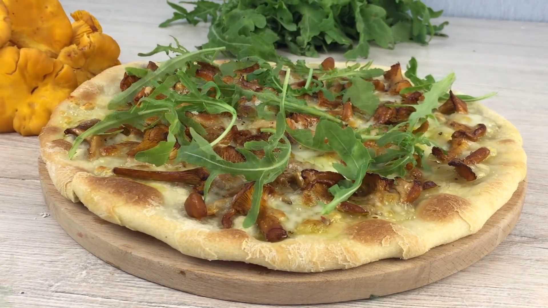 Пицца с лисичками и рукколой-Шаг 7