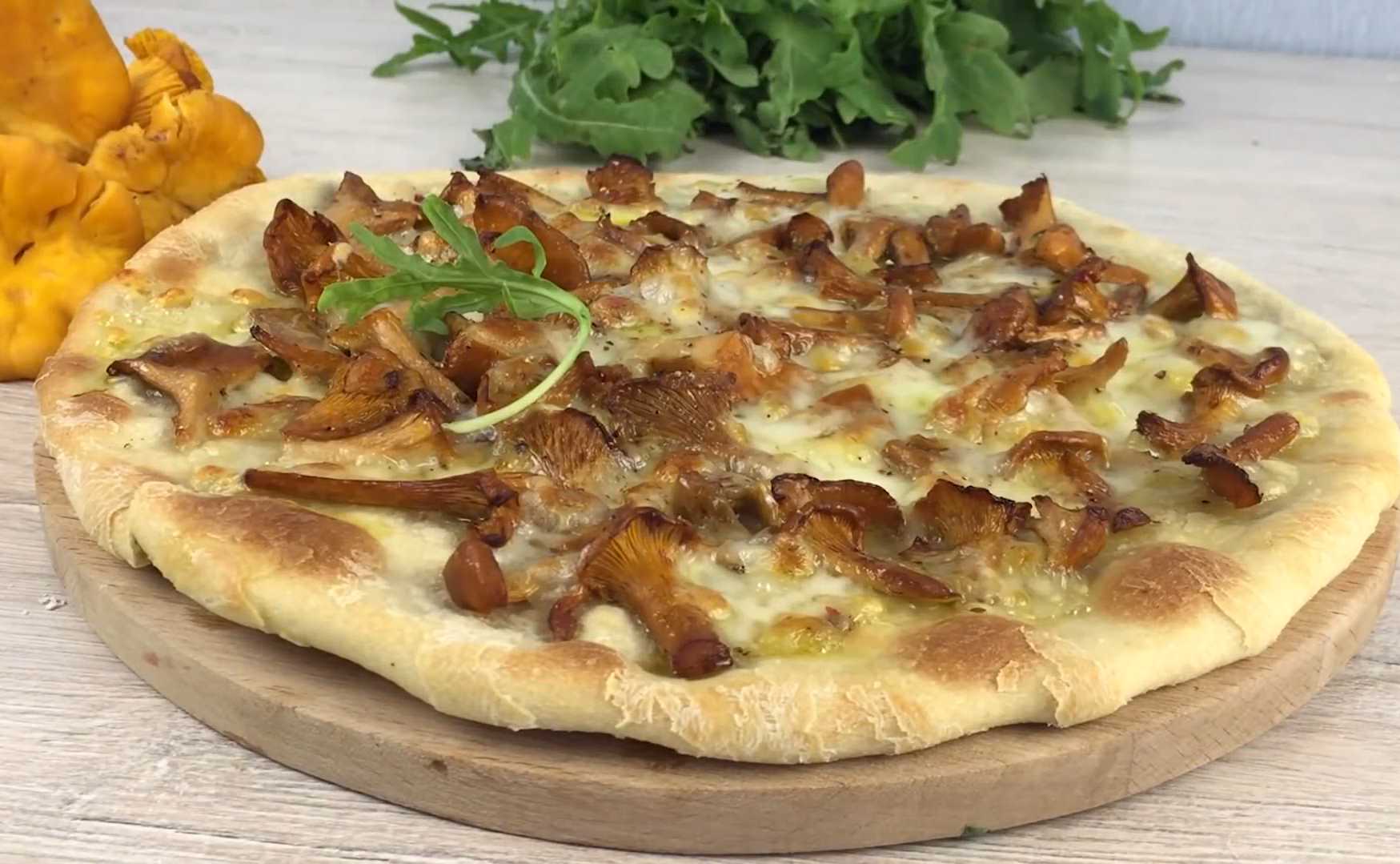 Пицца с лисичками и рукколой-Шаг 6