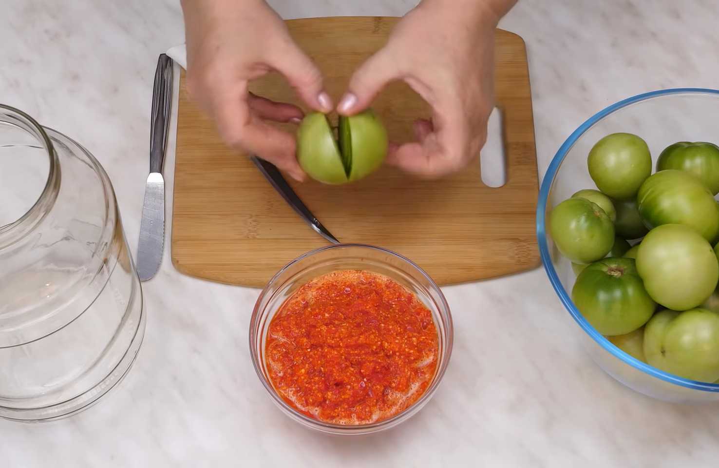 Маринованные зеленые помидоры, фаршированные перцем и чесноком-Шаг 3