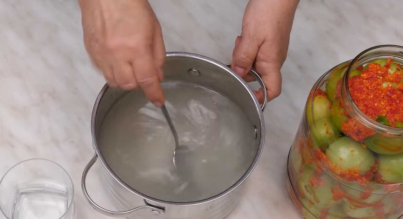 Маринованные зеленые помидоры, фаршированные перцем и чесноком-Шаг 6