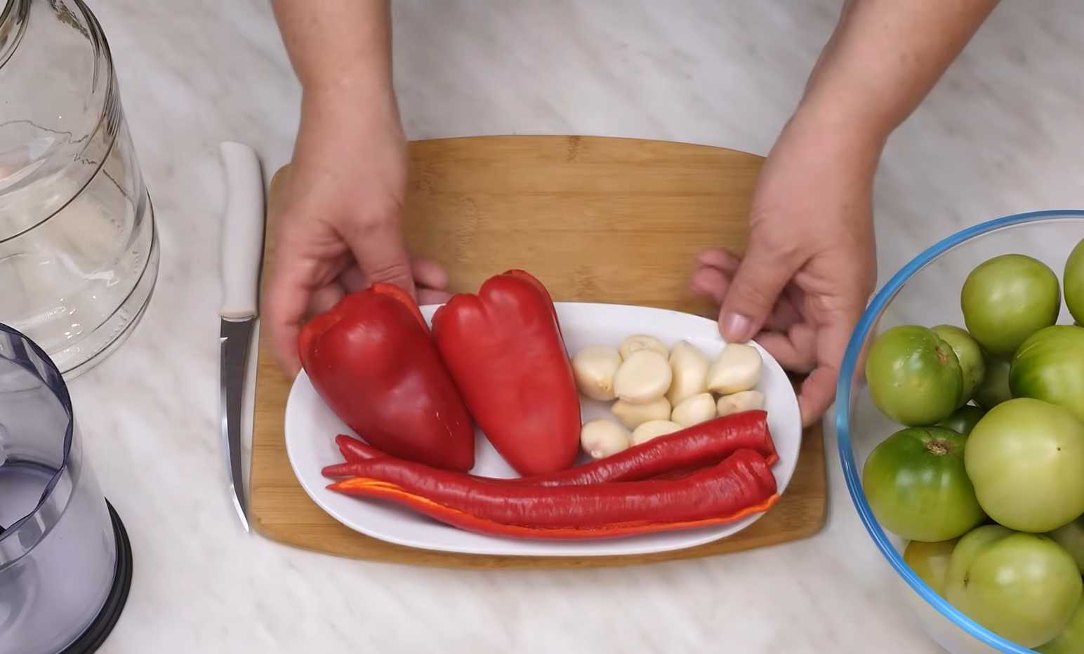 Маринованные зеленые помидоры, фаршированные перцем и чесноком-Шаг 1