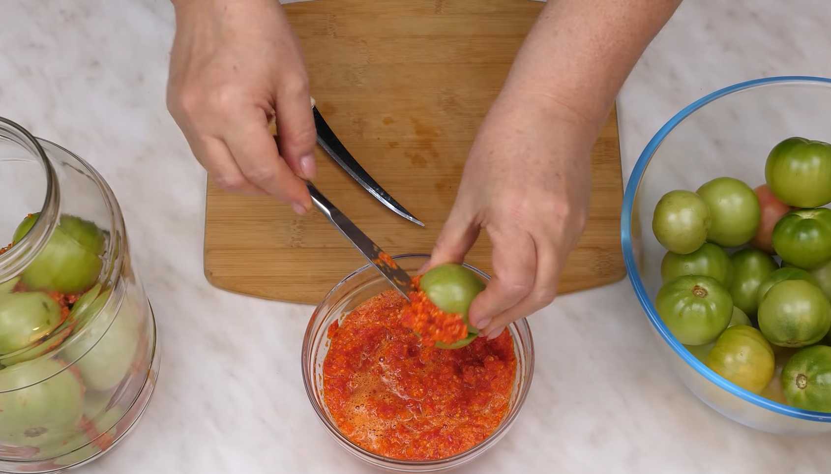 Маринованные зеленые помидоры, фаршированные перцем и чесноком-Шаг 4