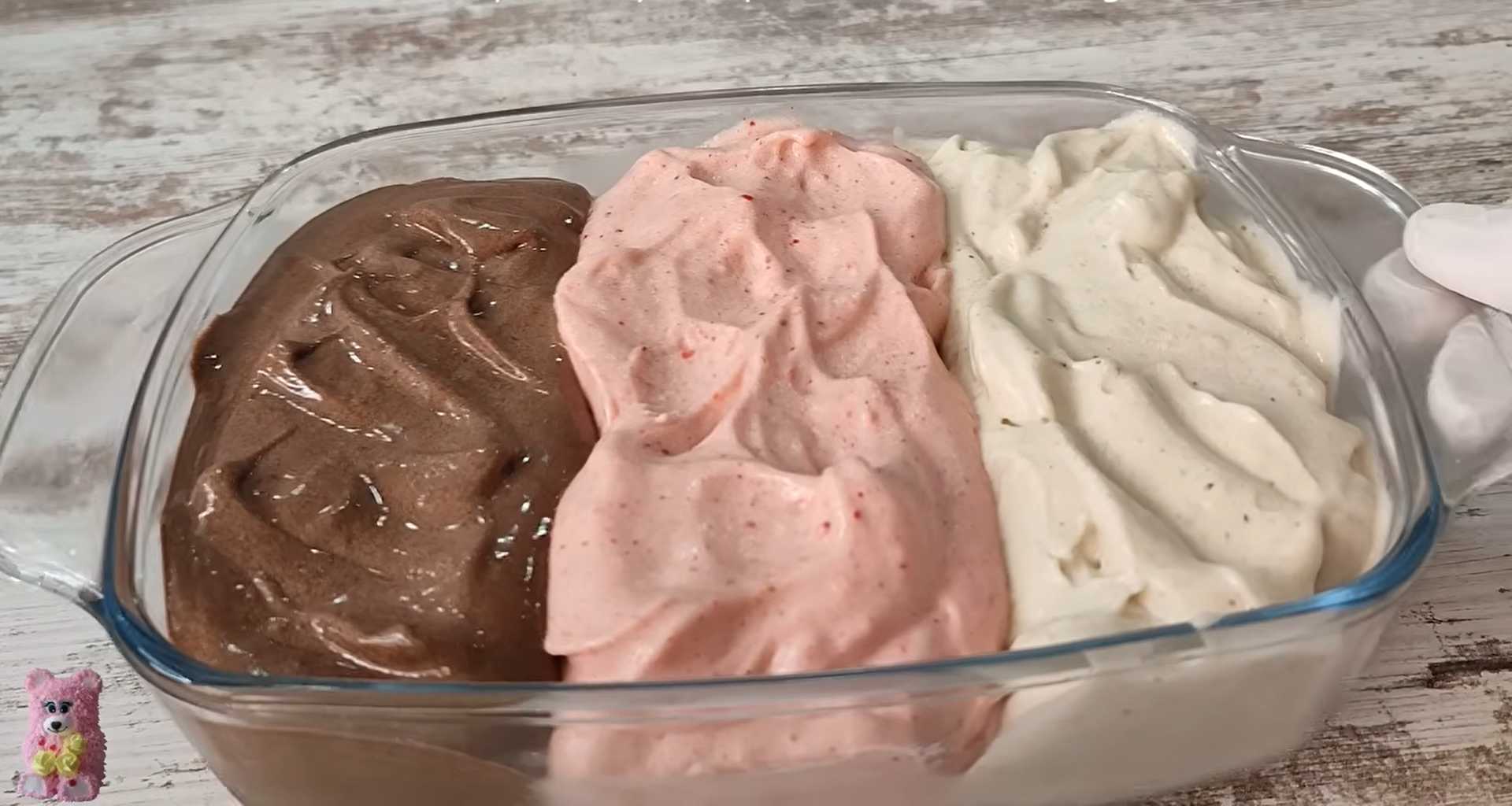 Переложите шоколадную массу в тот же контейнер к другим вкусам. Поместите контейнер с мороженым в морозильную камеру примерно на 3 часа. Мороженое без молока-Шаг 10