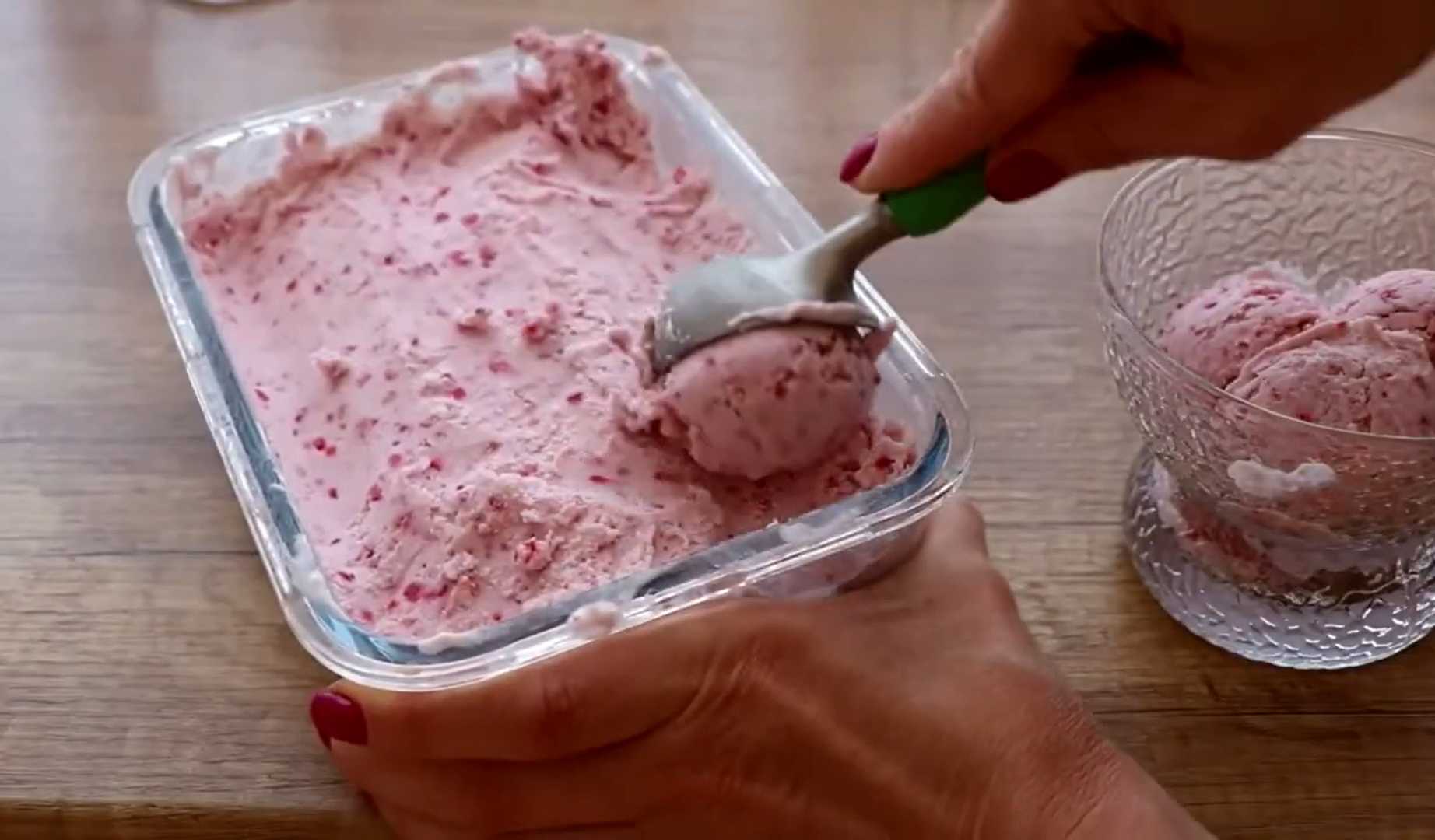 Домашнее мороженое со сметаной, сгущенкой и малиной-Шаг 7