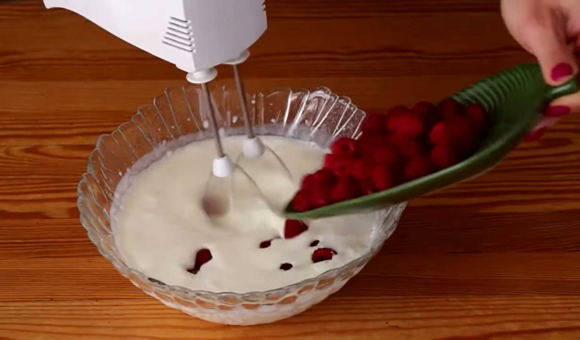 Домашнее мороженое со сметаной, сгущенкой и малиной-Шаг 5