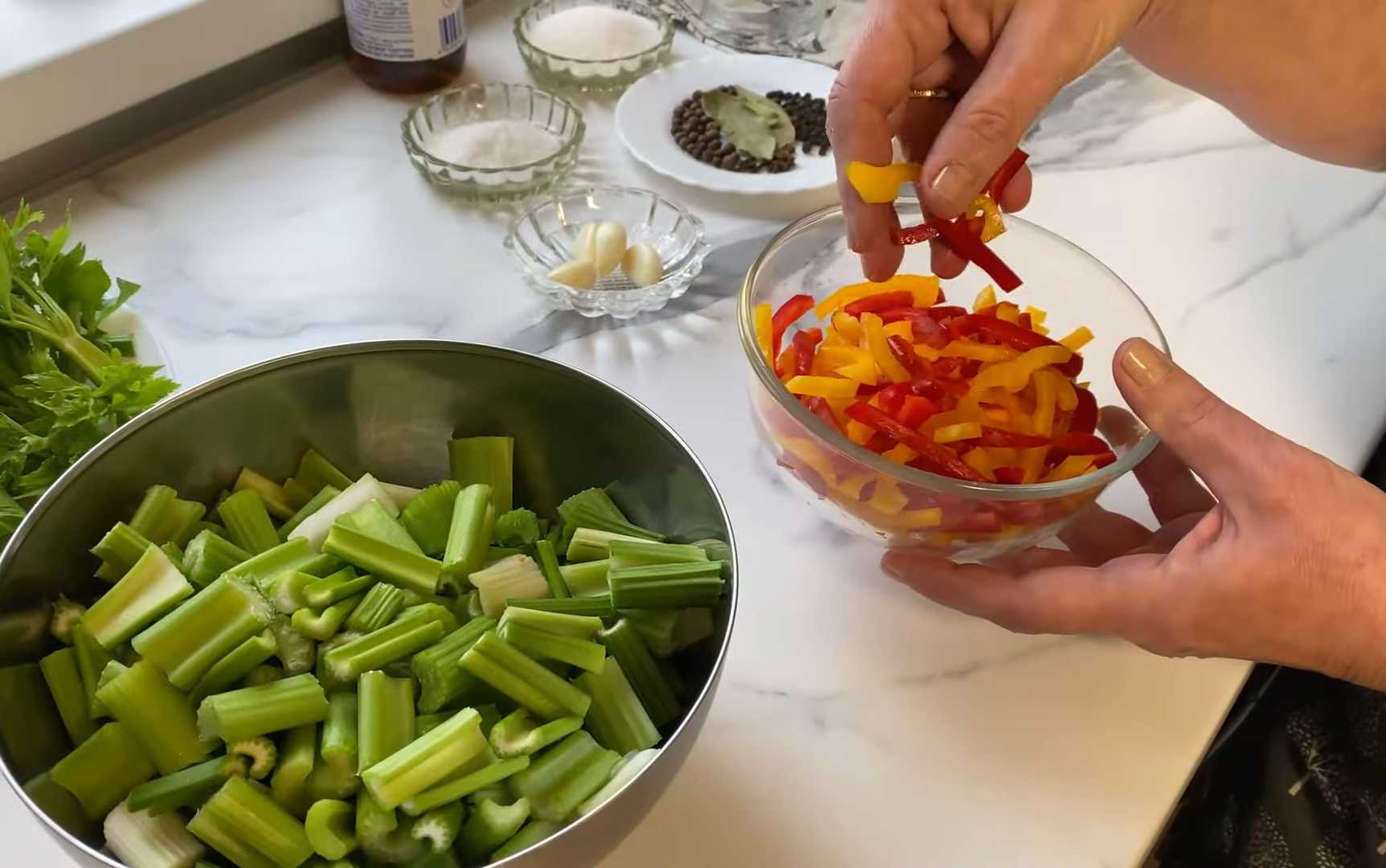 Маринованный сельдерей с болгарским перцем на зиму-Шаг 2