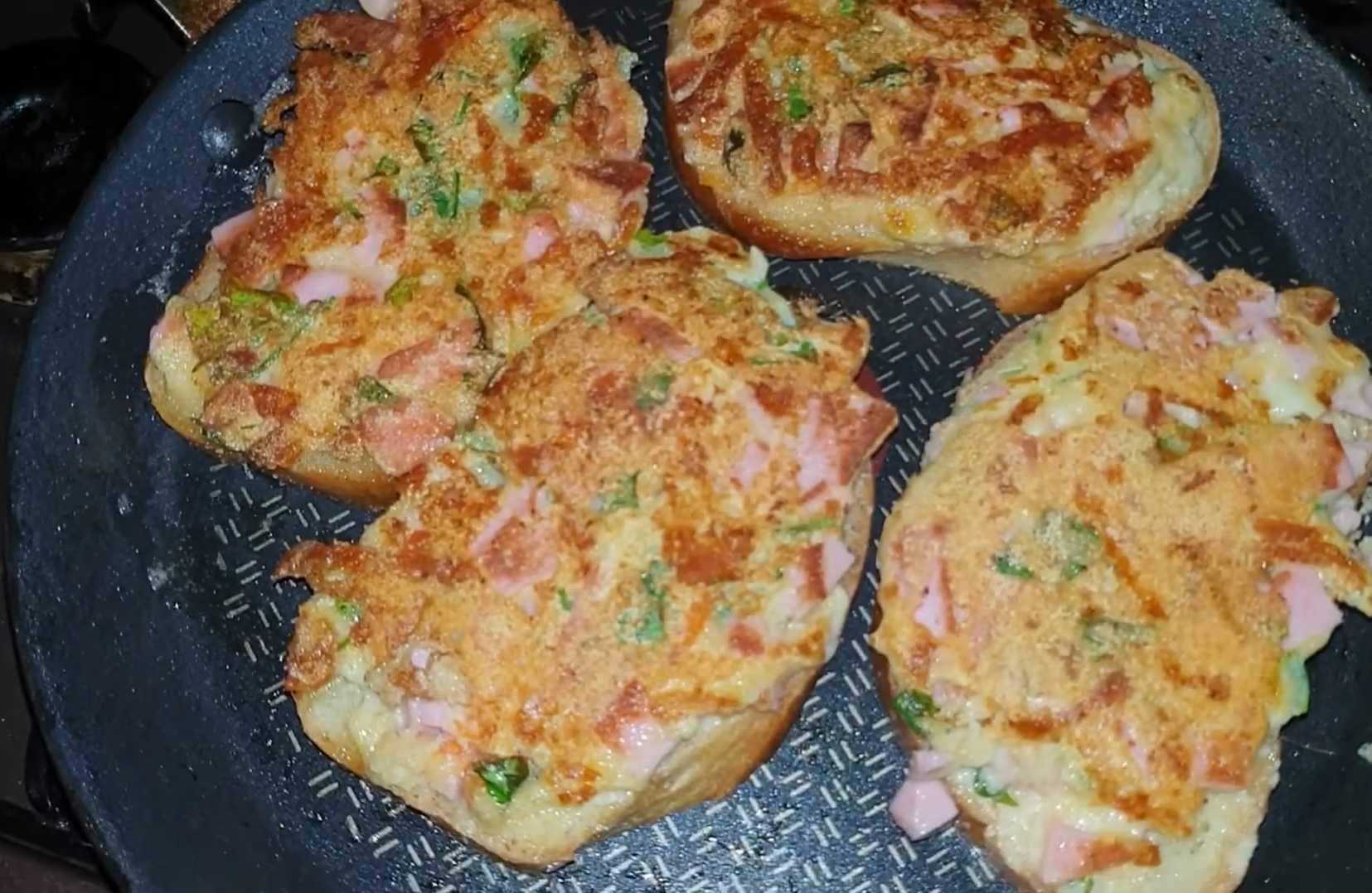 Мини-пицца на сковороде из батона-Шаг 9