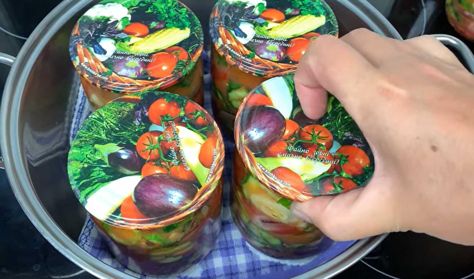 Салат из помидоров, огурцов и перца на зиму-Шаг 9
