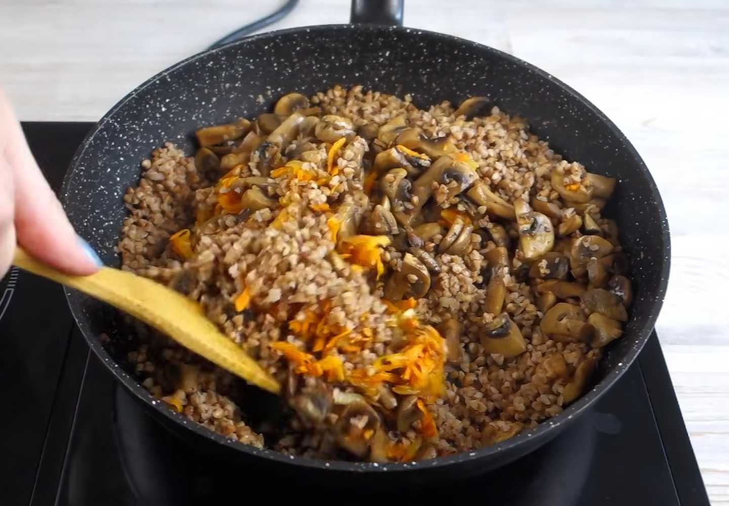 Гречка с грибами и овощами на сковороде-Шаг 9