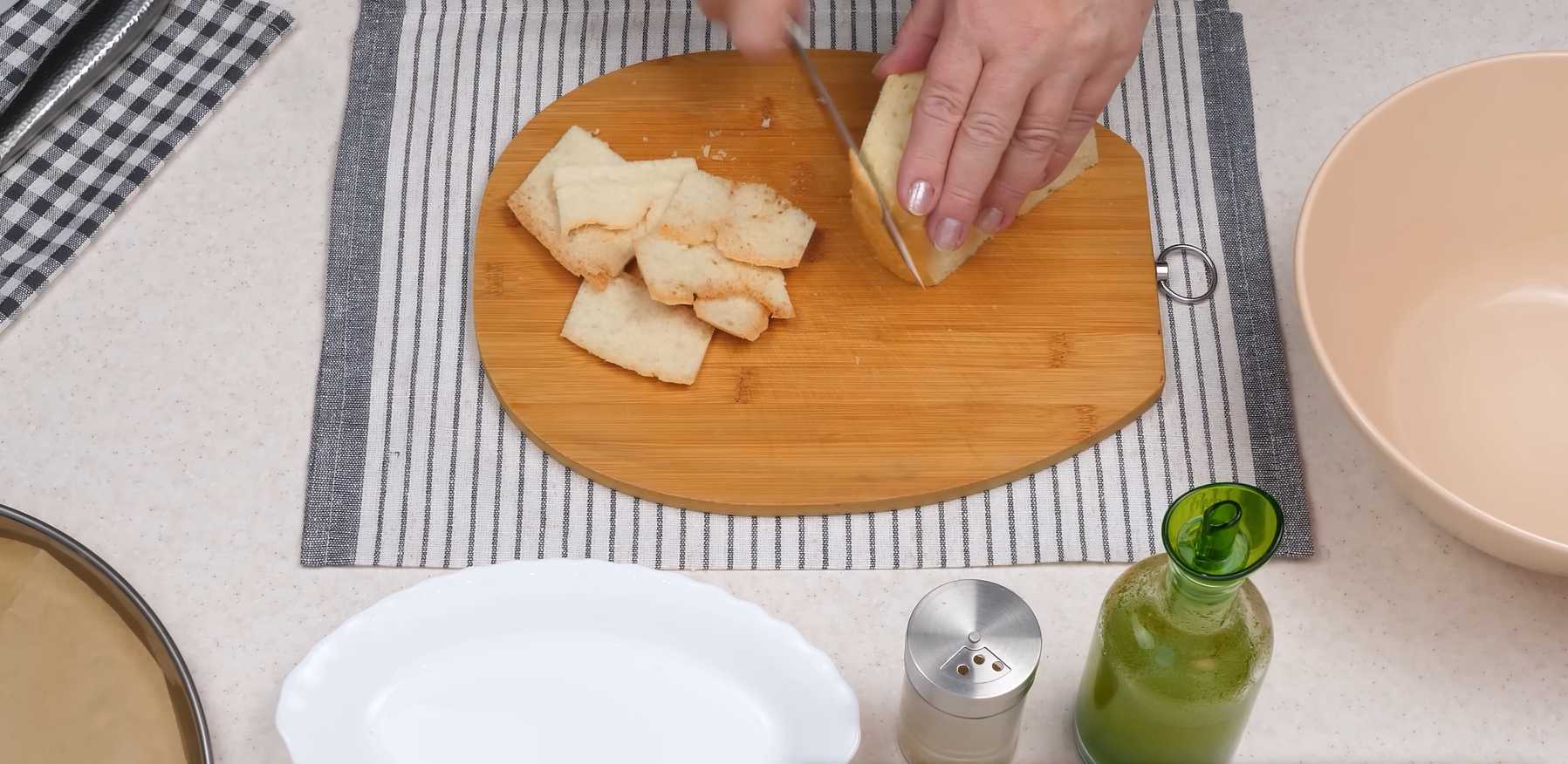Салат Цезарь с курицей и помидорами черри-Шаг 1