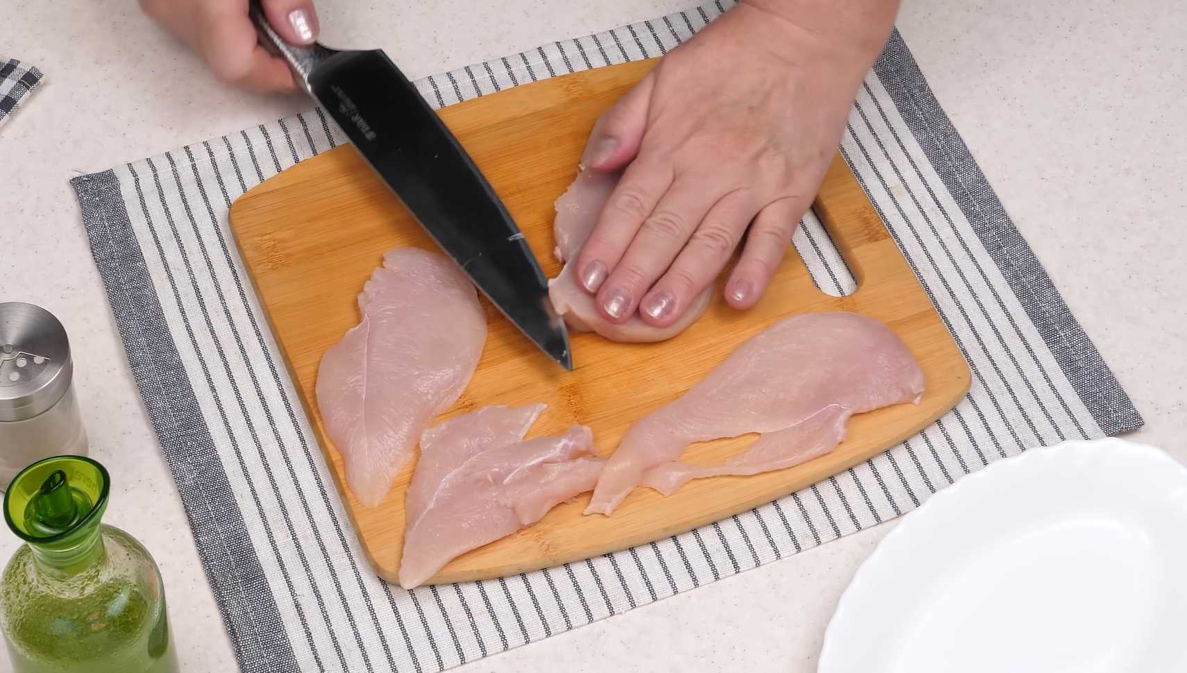 Салат Цезарь с курицей и помидорами черри-Шаг 4
