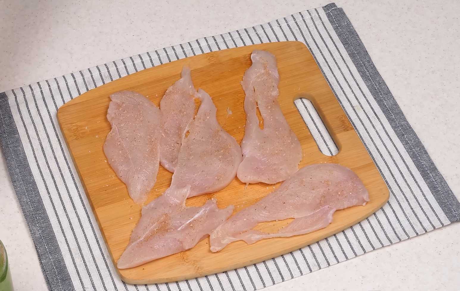 Салат Цезарь с курицей и помидорами черри-Шаг 5