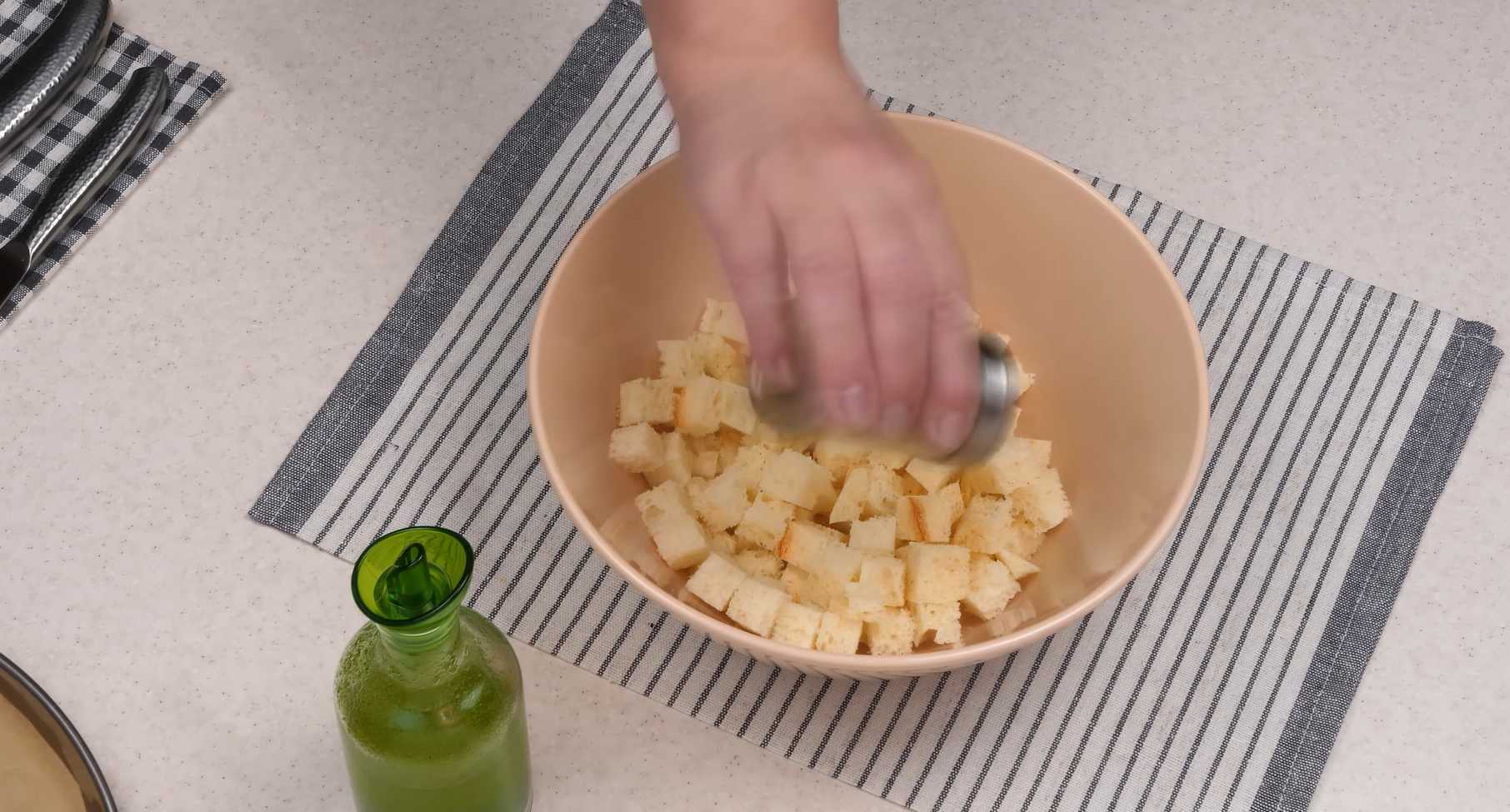 Салат Цезарь с курицей и помидорами черри-Шаг 2