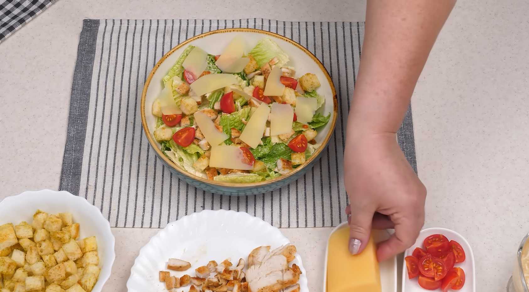 Салат Цезарь с курицей и помидорами черри-Шаг 10