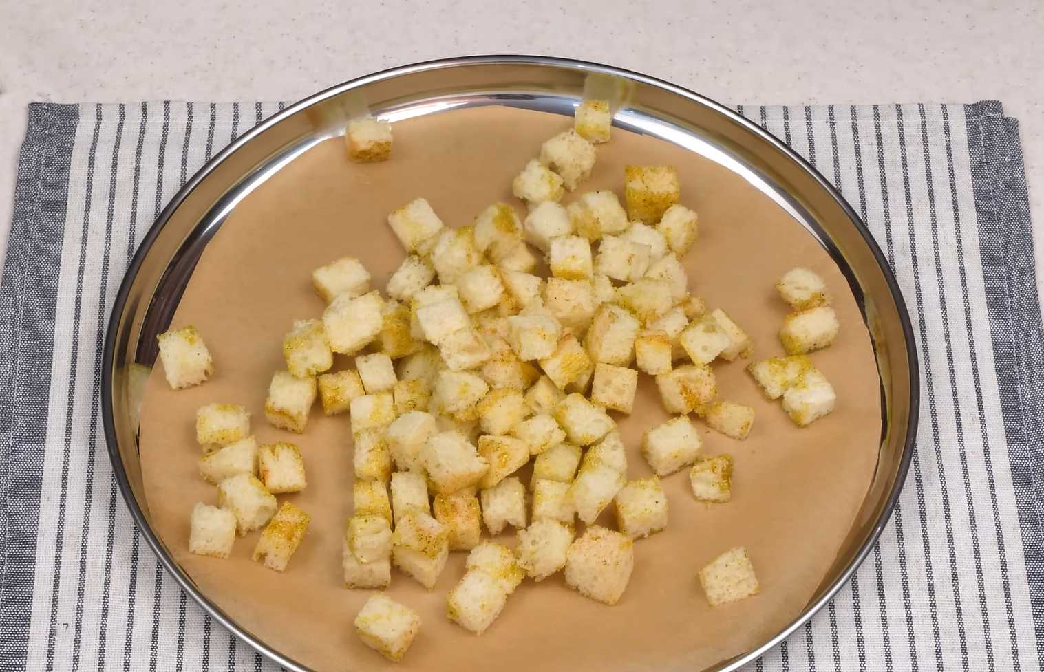 Салат Цезарь с курицей и помидорами черри-Шаг 3