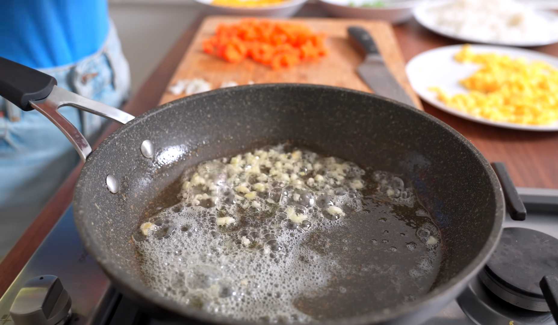 Жареный рис с овощами и яйцом по-азиатски-Шаг 8