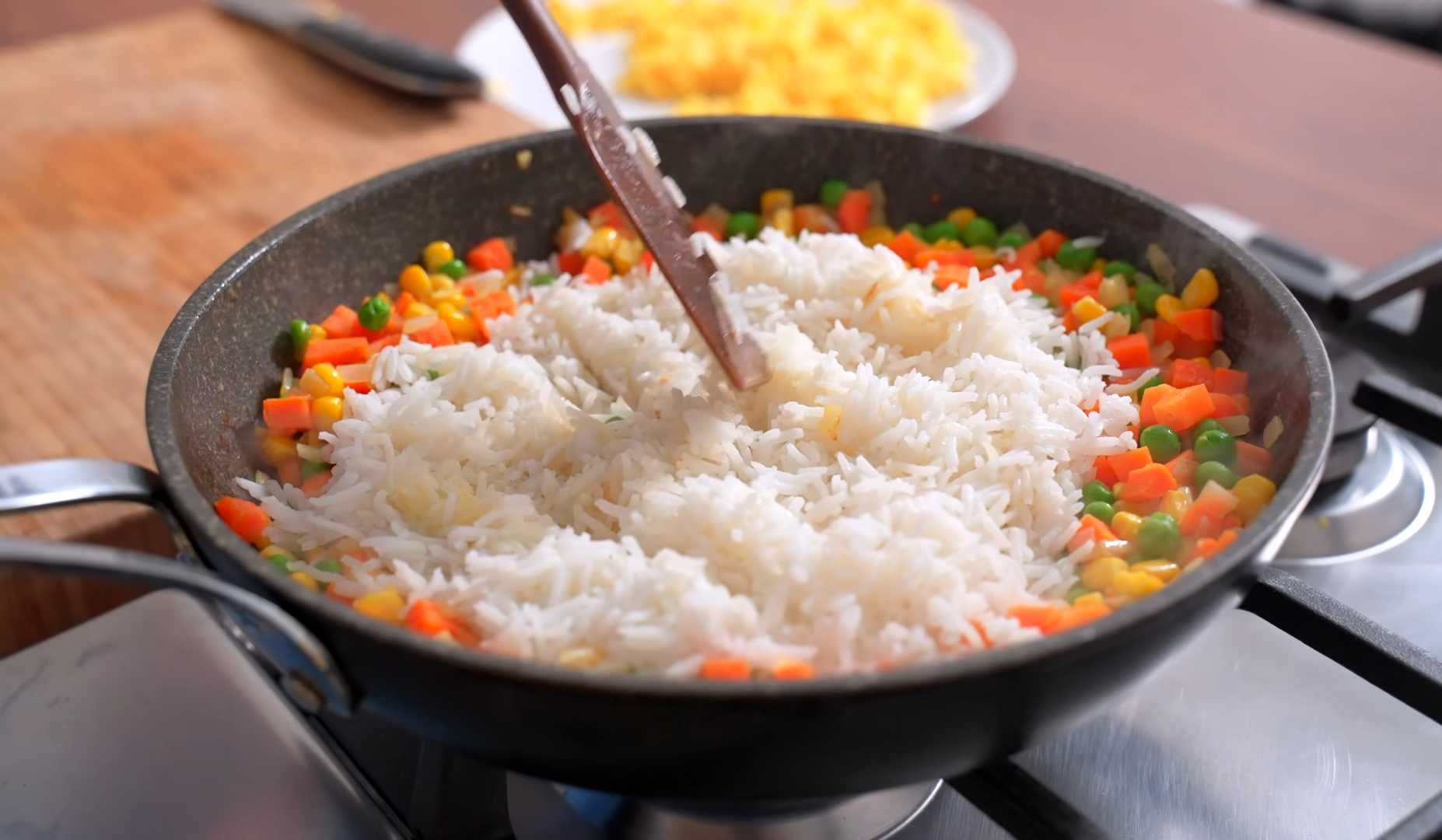 Жареный рис с овощами и яйцом по-азиатски-Шаг 13