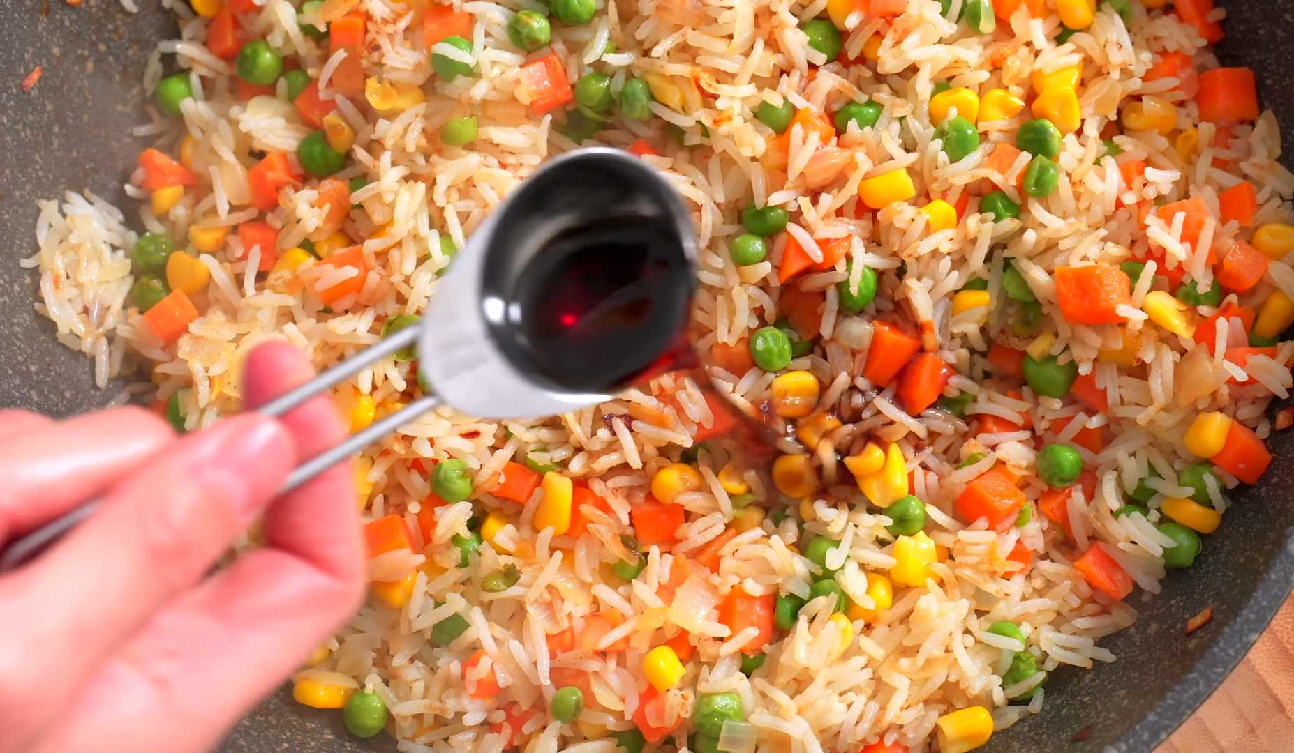Жареный рис с овощами и яйцом по-азиатски-Шаг 14