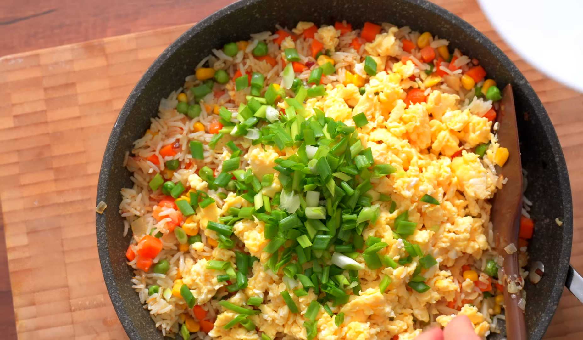Жареный рис с овощами и яйцом по-азиатски-Шаг 16