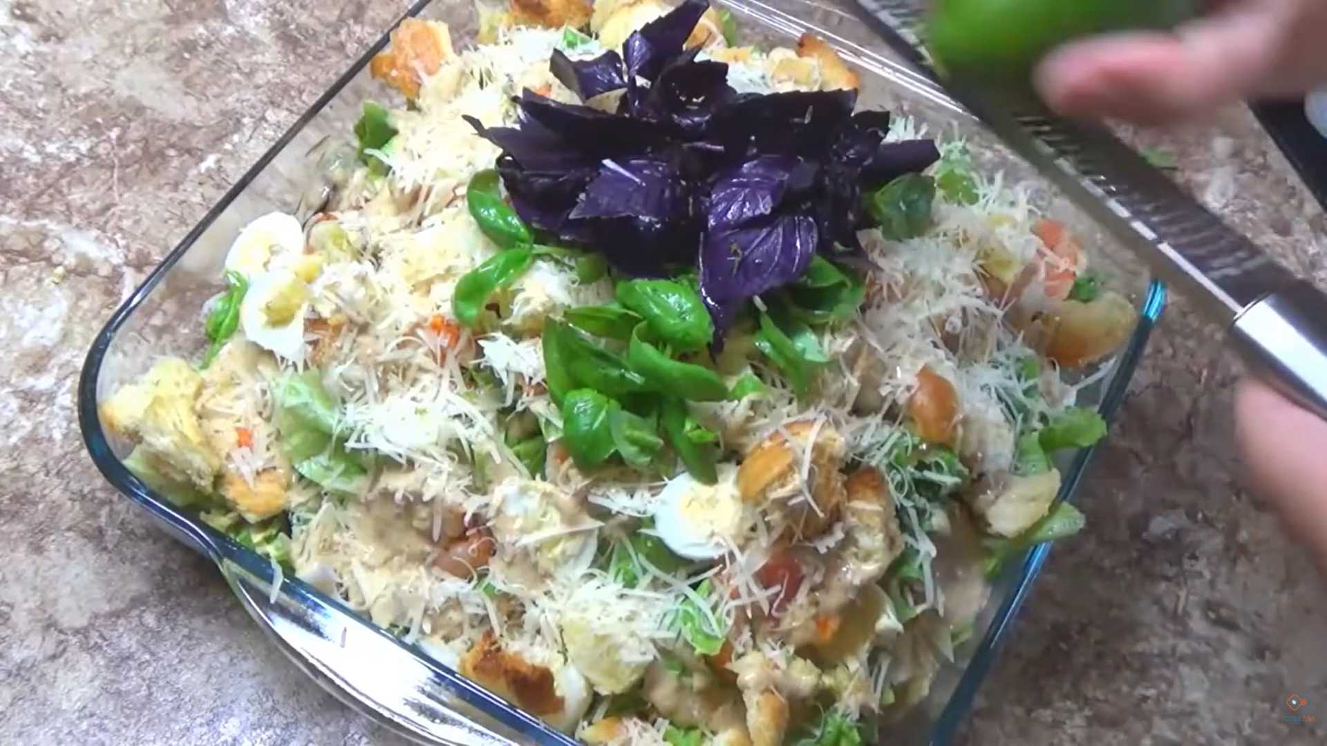 Салат Цезарь с морепродуктами — Шаг 13