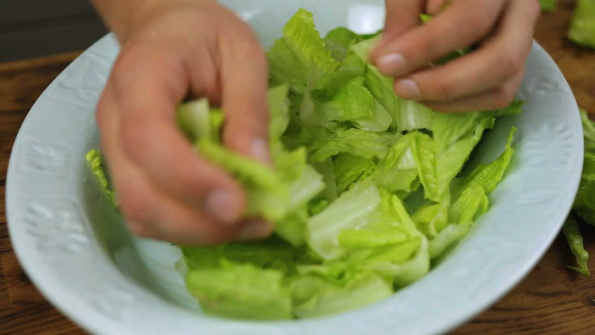 Салат Цезарь с курицей и пармезаном — Шаг 9