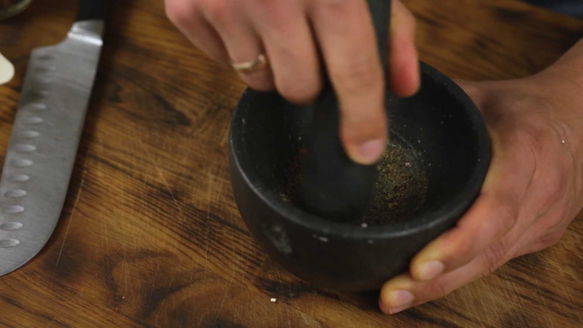 Салат Цезарь с курицей и пармезаном — Шаг 1